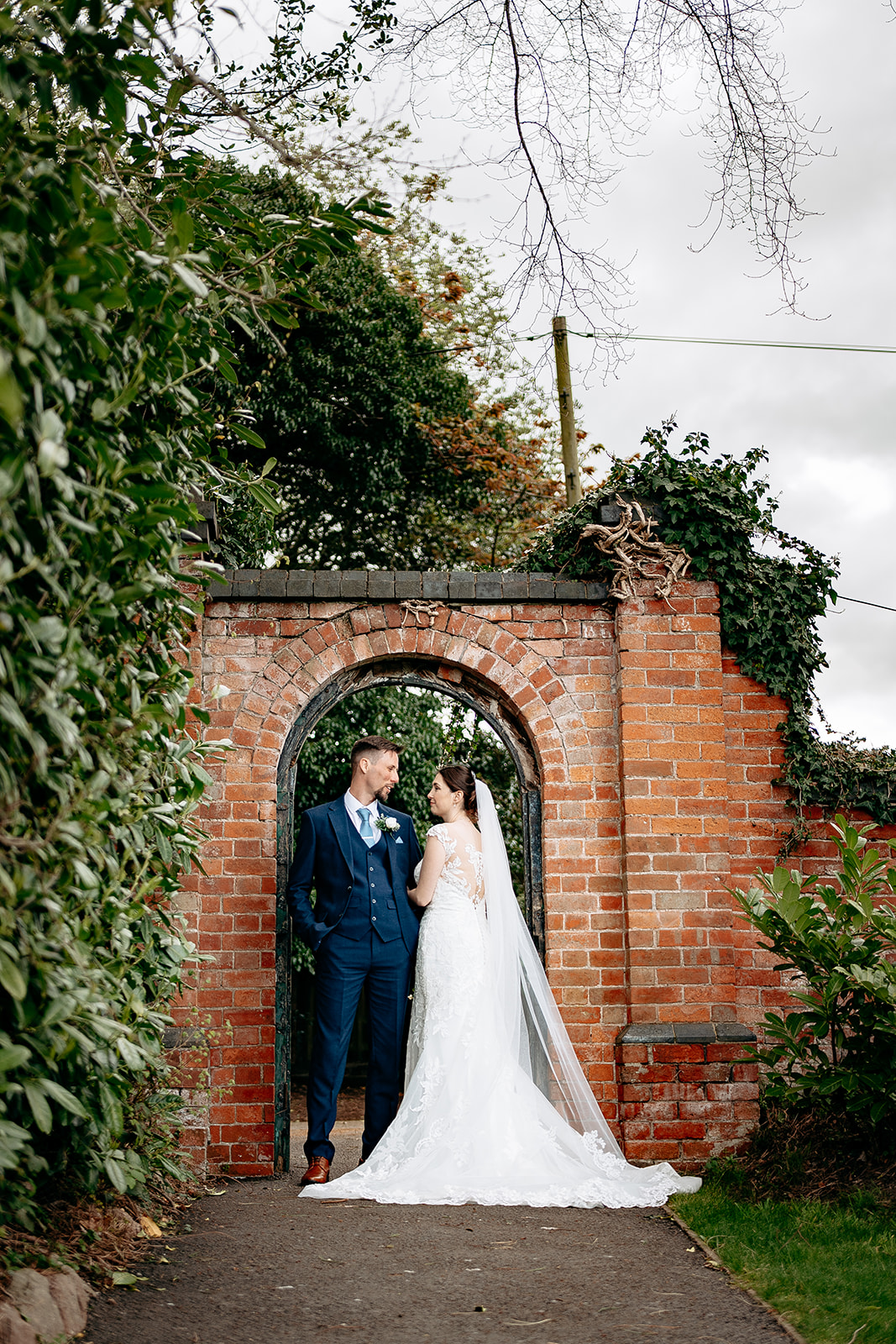 bredenbury court barns wedding photographer - couples portraits