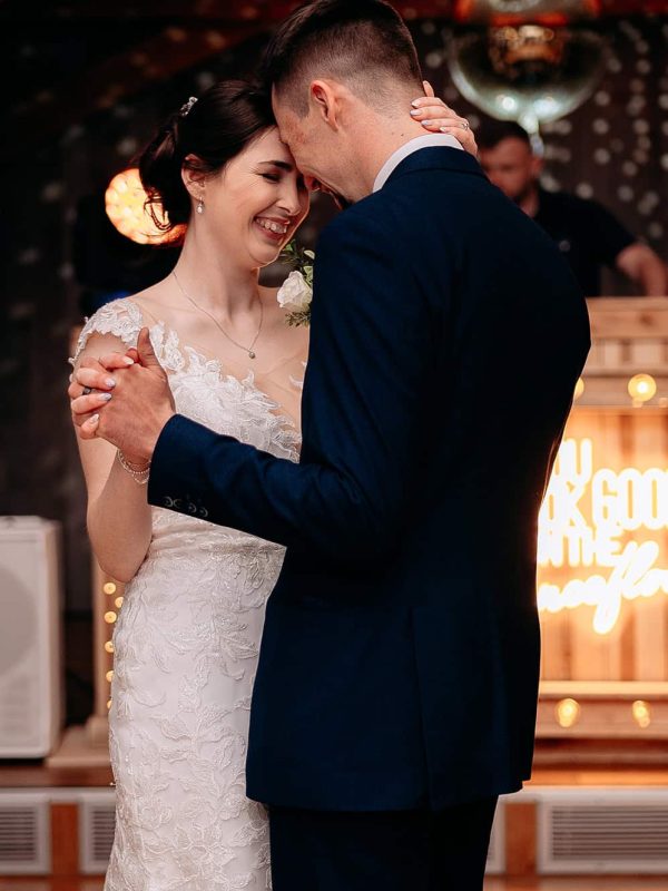 bride and groom forst dance